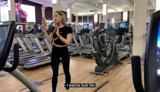Странный крошка трахнут в фитнес-клубе